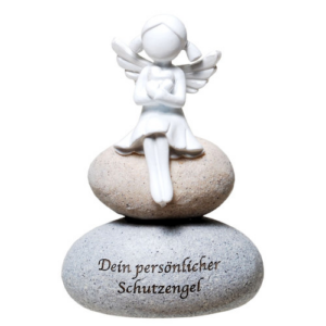 Poly Engel auf Steinen mit Zitat: Dein persönlicher Schutzengel