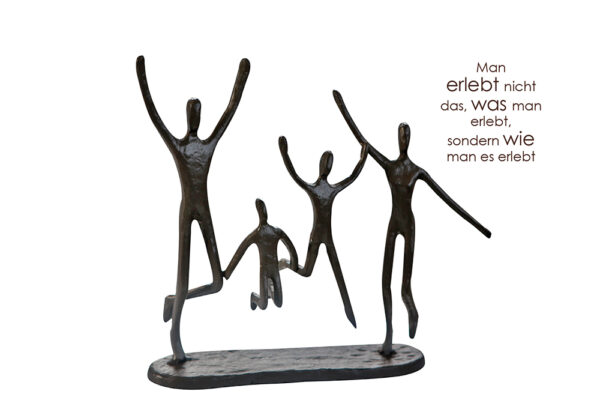 Jumping - Design Skulptur Familie aus Eisen mit Zitatanhänger