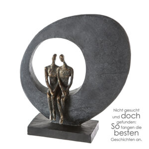 Side by side Skulptur Liebespaar - Poly Pärchen bronzefarben auf grauem Stein schwarze Basis