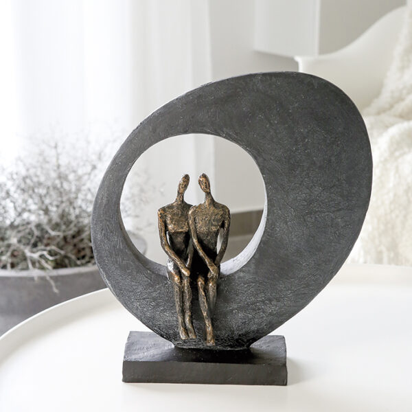 Side by side Skulptur Liebespaar - Poly Pärchen bronzefarben auf grauem Stein schwarze Basis