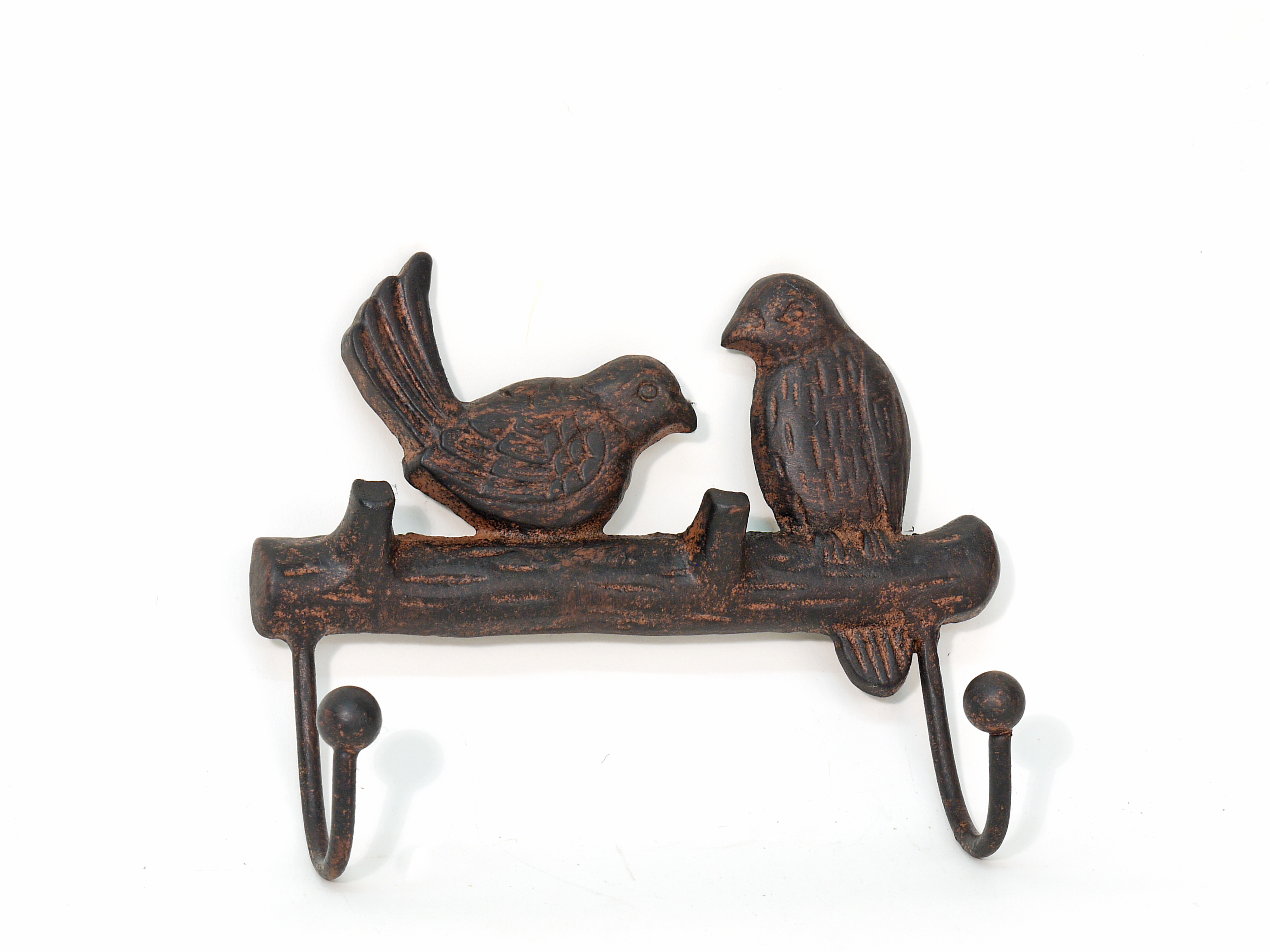 EIN GUSSEISERNER WANDHAKEN IN RUSTIKALEM BRAUN MIT VOGEL MOTIV