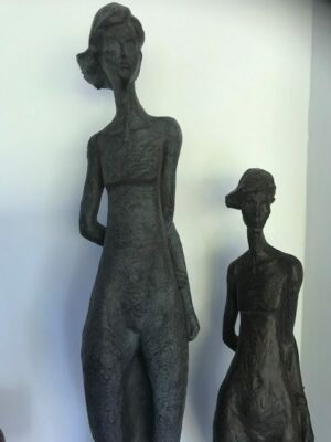 XXL FrauenSkulptur Hilda - Abstrakte Skulptur aus Polyresin - Frau 81-100 cm hoch
