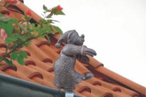 Dachrinnenfigur Schlafwandler Dachschmuck Regenrinnenfigur im Kupferlook