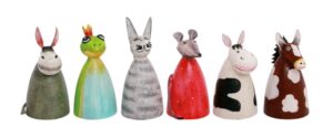 6 x Metall Zaunhocker Bauernhof Tiere - Zaunfigur, Pfostenhocker, Zaungast Die Bauernhof Tiere Metall Zaunhocker Serie besteht aus jeweils einem Esel, Katze, Kuh, Maus, Frosch und einem Pferd. - Ein lustige Tierausstellung zum Thema "Tiere auf dem Bauernhof". Das ist ein Blickfang für jeden Gartenfreund, Landwirt und Tierliebhaber! Tolle Deko für einen Ferienhof! Der Zaunhocker ist innen hohl und kann auf einen Stab aufgesteckt werden oder auf einen Zaunpfahl. Ein Hingucker in jedem Garten oder als Dekofigur einfach zum hinstellen. Material: Metall handbemalt Maße ca. 10 x 12 x 24 cm Lieferumfang: 6 Zaunhocker verschiedenen Tieren lt. Abbildung Hinweis: minimale abgestoßene Stellen sind bei diesem Artikel, der in Handarbeit hergestellt wird, möglich und stellen kein Reklamationsgrund dar.