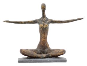 Yoga Skulptur Hilda - Frau in Yoga Muktasana Stellung mit gespreizte Armen