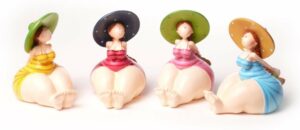 Sitzende Mädchen im Badeanzug und Hut, aus Polyresin, 10 cm - Rubensmodell - mollige lustige Frauen
