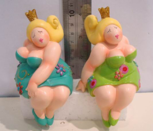 Molly Kantenhocker Prinzessin - Regalsitzer Dame mit Krone - Rubensmodell Königin - mollige lustige Frauen