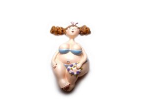 Bikinimädchen - sitzende im Bikini - Rubensmodell - mollige lustige Frau mit Zöpfen