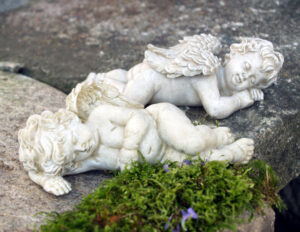Engel schlafend antik beige grau Grab Dekoration Engelsfigur Lea liegend - Outdoor