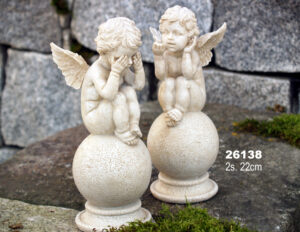 Engel auf Kugel sitzend, Engel Skulptur 20cm, Engelsfigur antikweiß