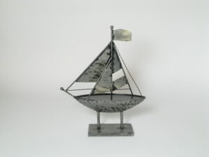 Deko Skulptur Segelboot auf Fuss - Segelschiff - Schiff - maritime Metallkunst 41 cm