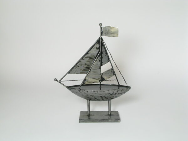Deko Skulptur Segelboot auf Fuss - Segelschiff - Schiff - maritime Metallkunst 41 cm