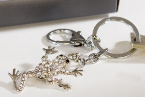 Schlüsselanhänger Frosch Crystal aus Metall mit Strass - Schlüsselring mit Karabiner - silber