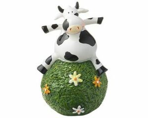 Mila Gartenkugel Kuh Adelheid - ostfriesische Milchkuh auf einer Blumenwiese-Kugel sitzend