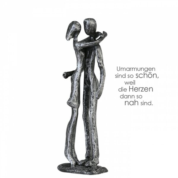 Paar Skulptur Couple - umarmendes Liebespaar mit Zitatanhänger - Dekofigur Partnerschaft aus Eisen Umarmendes Paar antik-silber mit Zitatanhänger: "Umarmungen sind so schön, weil die Herzen dann so nah sind." Diese wunderschöne Paar Skulptur stellt einen sich umarmendes Liebenspaar das sich verträum anschaut. . Das verträumte  Pärchen ist aus Kunstharz gefertigt und in Antik-Silber eingefärbt. Die Figur ist ein echter Hingucker und findet mit Sicherheit einen wunderbaren Platz in Ihrem Zuhause . Marke: Casablanca Stil: Art Deco-Stil Maße: Höhe:  16 cm,  Breite: 6cm, Tiefe: 5 cm Material: Eisen Farbe: Antik-Silber handkolorierte Skulptur Motiv: umarmendes Liebenspaar Jede einzelne Dekofigur aus dem Hause Casablanca Design ist ein unverwechselbares Unikat und echte Handarbeit. Stilvoll designte Dekofigur in edler Bronze-Optik Charmantes Zusammenspiel aus grazilen Formen und edler Farbgebung Einwandfrei mit unterschiedlichen Einrichtungsstilen kombinierbar Dieses Kunstobjekt ist ein wahrer Eyecatcher. Sie ist handcoloriert und steht auf einem schwarzen Sockel. Nichts macht unsere eigenen vier Wände gemütlicher als das ein oder andere liebevoll gestaltete Deko-Objekt, durch welches wir einem Raum unsere ganz persönliche Note einhauchen können. Ob in der Vitrine im Wohnzimmer oder dem Regal im Schlafzimmer – ein kleiner, stilvoller Hingucker schadet nie! Die modern designte Skulptur  ist ein solcher Eyecatcher – er zieht die Blicke mühelos auf sich, drängt sich dank seines dezenten Designs jedoch nicht auf, sondern schmückt den Raum auf geschmackvoll dezente Art und Weise. Die geschmeidige Form der grazilen Körper in Kombination zu der edlen Optik bilden ein ungemein anmutiges Gesamtbild, das jeder Einrichtung – ganz gleich ob modern oder klassisch gehalten – besondere Eleganz verleiht. Auch als tolle Geschenkidee geeignet!