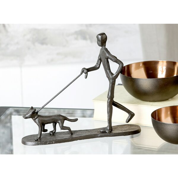 Mini Skulptur Mann mit Hund - Gassi gehen - aus Eisen, brüniert