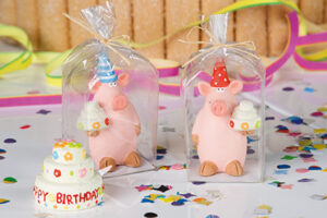 Glücksschwein Deko Figur rosa Schwein mit Torte - Neujahrs Geburtstags Glücksbringer als Geschenk