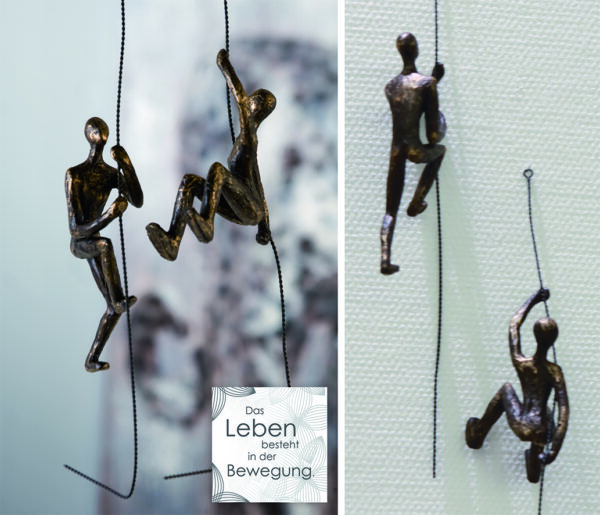 Kletter Skulptur Scramble - Figuren am Seil kletternd - Bronzeoptik 2er Set mit Zitatanhänger - Wanddeko oder Hängedeko