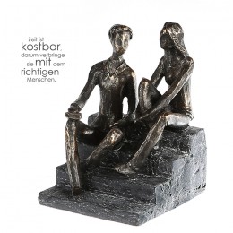 Paar Skulptur Diskussion - Liebespaar sitzend auf der Treppe mit Zitatanhänger