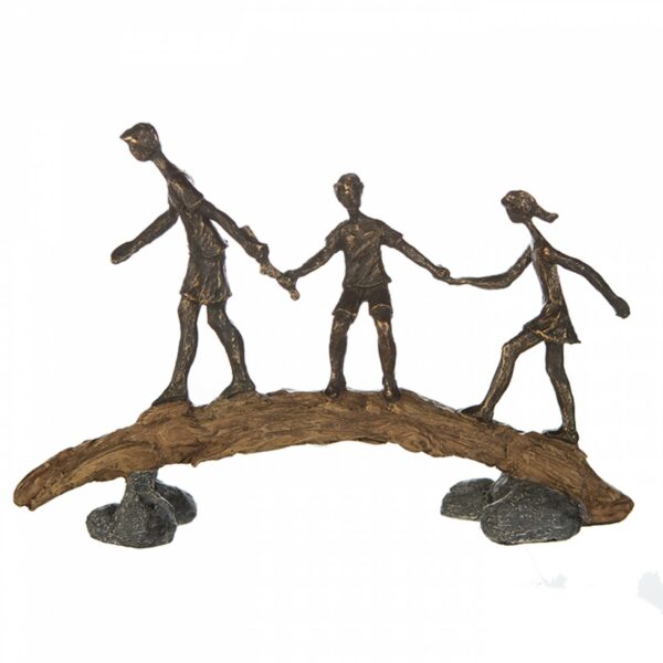 Abenteuer Skulptur Familienvater mit zwei Kindern - Balance Skulptur Familie auf Baumstamm /Felsen