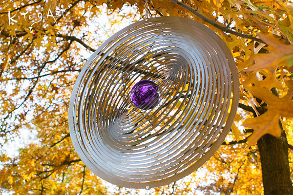 Edelstahl Windspiel STRUDEL 300 - lichtreflektierend - Durchmesser: 30cm - inkl. Aufhängung und Glaskugel – Bild 6