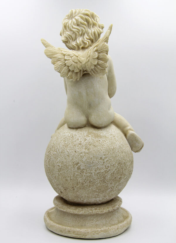 Engel auf Kugel sitzend, Engel Skulptur 25cm, Engelsfigur antikweiß rückseite
