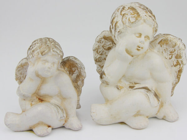 Engel sitzend - Putto mit Gold.