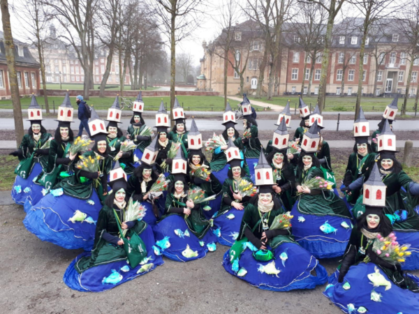 Glitzerfische auf den Kostümen den Fußgruppe der AKG Emmerbachgeister aus Münster