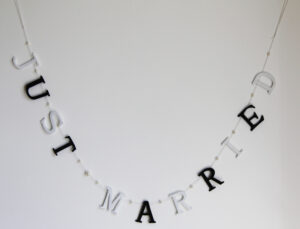 Girlande Just Married 130cm lang aus Filzbuchstaben für Hochzeitsdeko