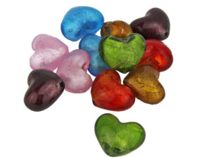 Kleines farbiges Deko Glas Herz mit Loch zum Auffädeln - farbige Herzperlen