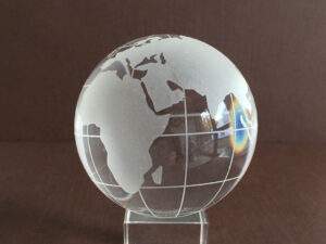 Glaskugel Globus 8cm – Weltkugel mit oder ohne Glassockel – Paperweight Briefbeschwerer