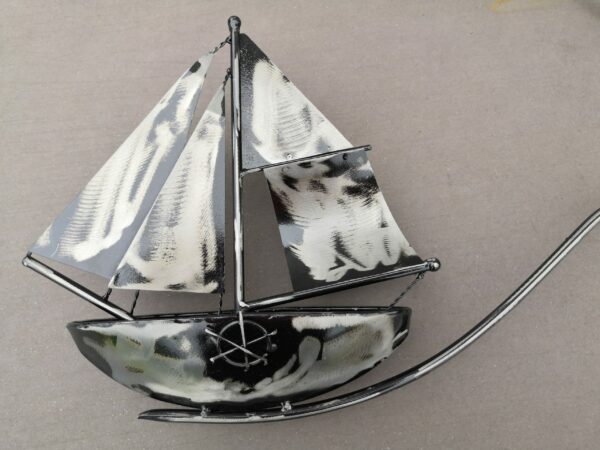 Windspiel Gartenstecker Schiff Skipper - XL Metall Balancer Segelboot mit Glaskugel
