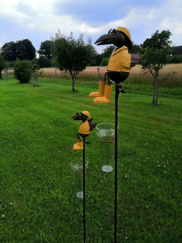 Regenmesser Rabe Lothar im Ostfriesennerz - Niederschlagsmesser Vogel im Regendress, Metall