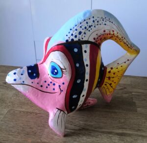 Deko Tropenfisch Pappmaché Fisch - bunter Dekofisch zum Stellen 25x29cm