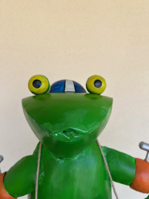 XXL Metallfrosch Schwimmer 125cm Hoch - Dekofigur Frosch in Badehose mit Schwimmflügel + Schwimmring
