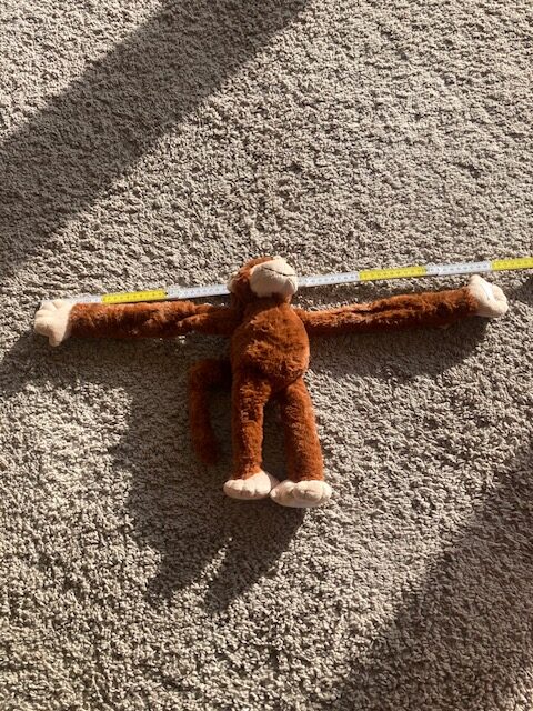 Plüsch Affe Flexi mit Klett und durchziehbaren Armen in normaler Position mit Zollstock bei ca. 70 cm Spannweite
