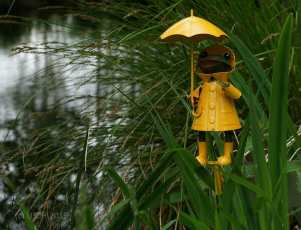 Kundenbild 2 Schietwetter Frosch im Ostfriesennerz – Gartenstecker Frosch mit Regenmantel und Regenenschirm – Metallfrosch Fischer Fritz