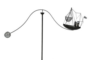 Maritimes Kutter-Windspiel aus anthrazitfarbenem Metall als Gartenstecker-Wippe mit einer gläsernen Gegengewichts-Kugel