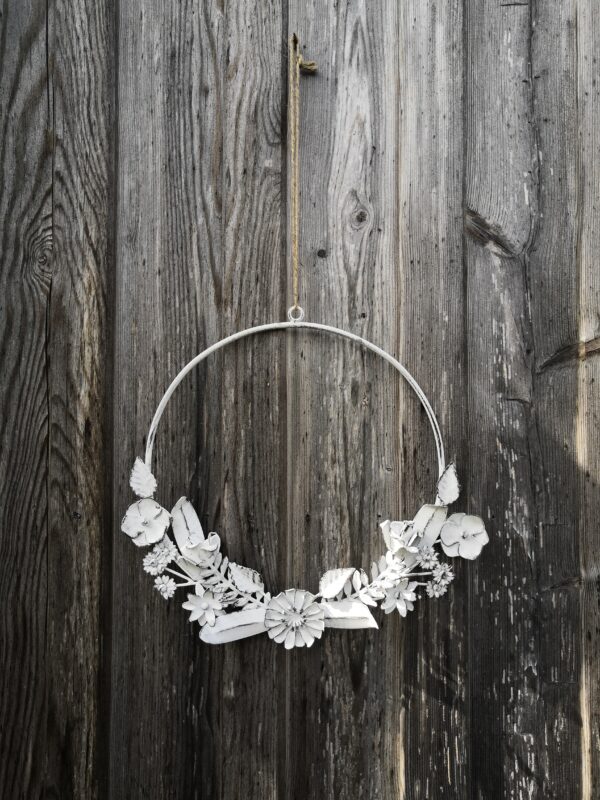 Metall Blumenkranz weiß - Türkranz zum Hängen - groß