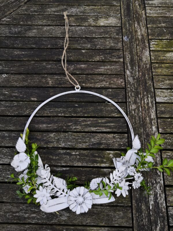 Metall Blumenkranz weiß - Türkranz zum Hängen - mit buchsbaum