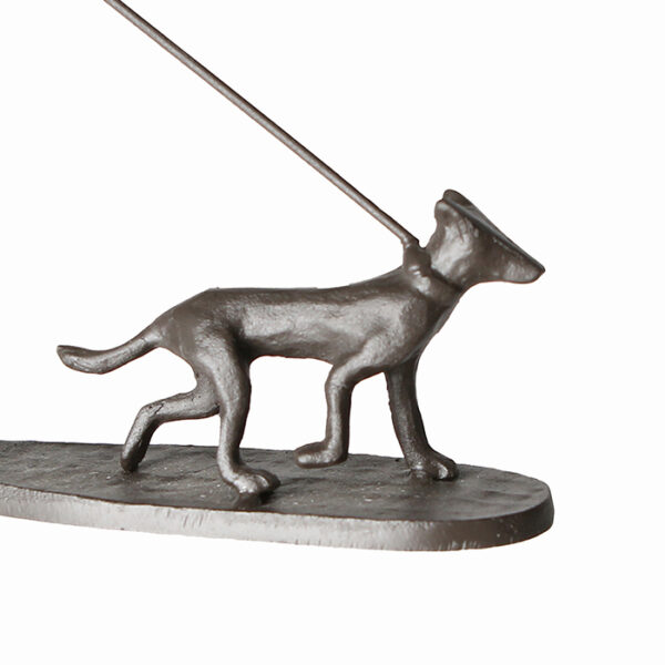 Mini Skulptur Mann mit Hund – Gassi gehen – aus Eisen, brüniert.
