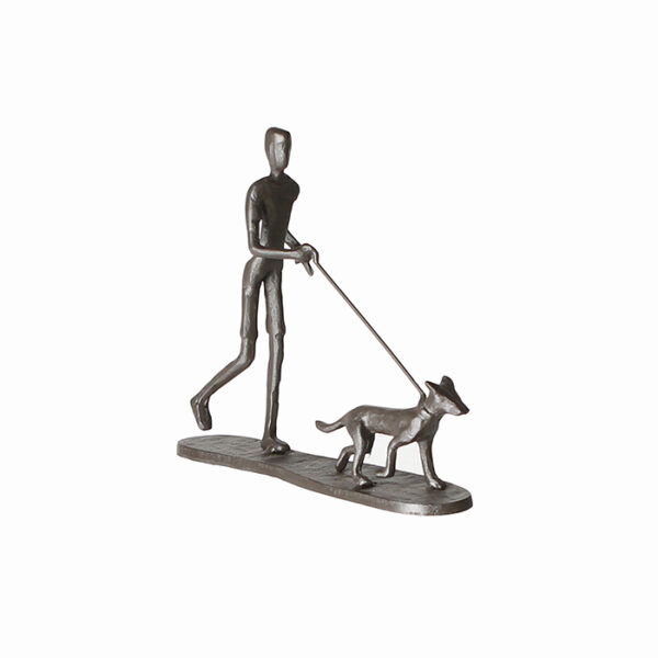 Mini Skulptur Mann mit Hund – Gassi gehen – aus Eisen, brüniert..
