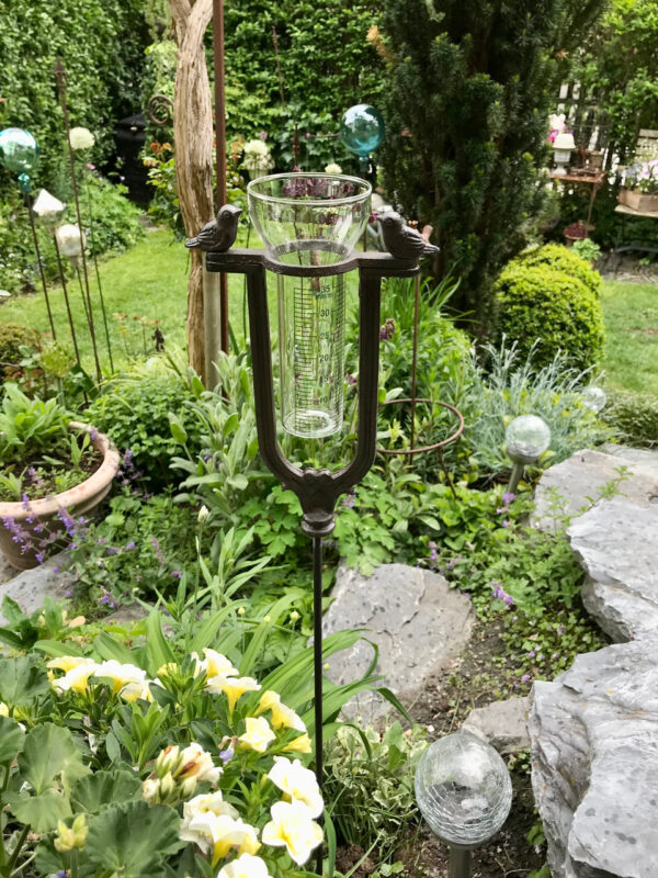 Landhausstil Regenmesser Gusseisen – Gartenstecker mit Niederschlagsmesser Glas