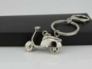 SPARDOSE ROLLER SILBER mit Scheinwerfer Sparschwein Design Porzellan Vespa Mofa 