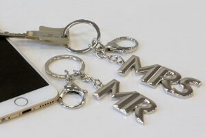 Schlüsselanhänger Mr. und Mrs. aus Metall · silber mit Karabinerhaken
