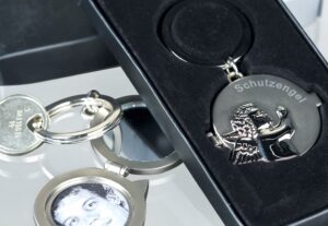 Foto Schlüsselanhänger Schutzengel Medaillon mit Spiegel - Edelmetall – Gravurfähig