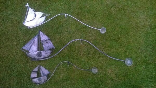 Windspiel Segelboot Skipper - Metall Balancer Windspiel Schiff mit Glaskugel - silber – Bild 3