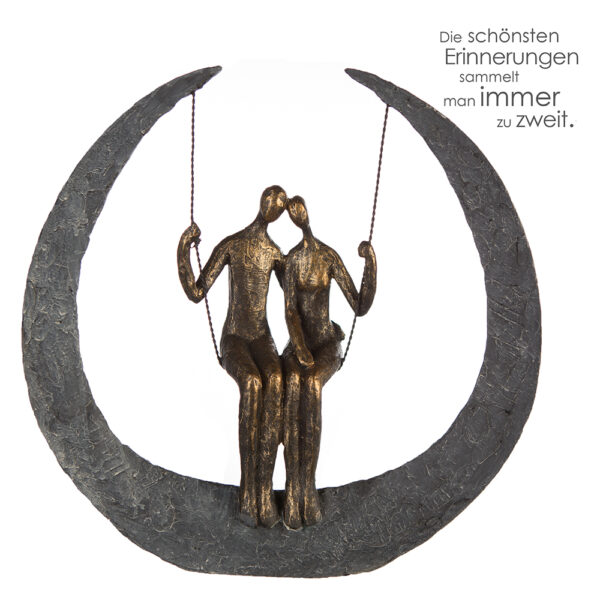 Swing Skulptur Paar auf Schaukel - 30 cm mit Spruchanhänger Die schönsten Erinnerungen sammelt man immer zu zweit.