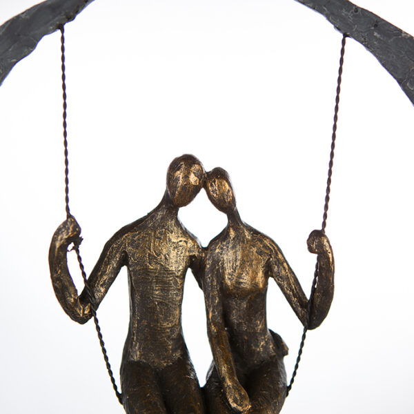 Swing Skulptur Paar auf Schaukel - 30 cm mit Spruchanhänger – Bild 3