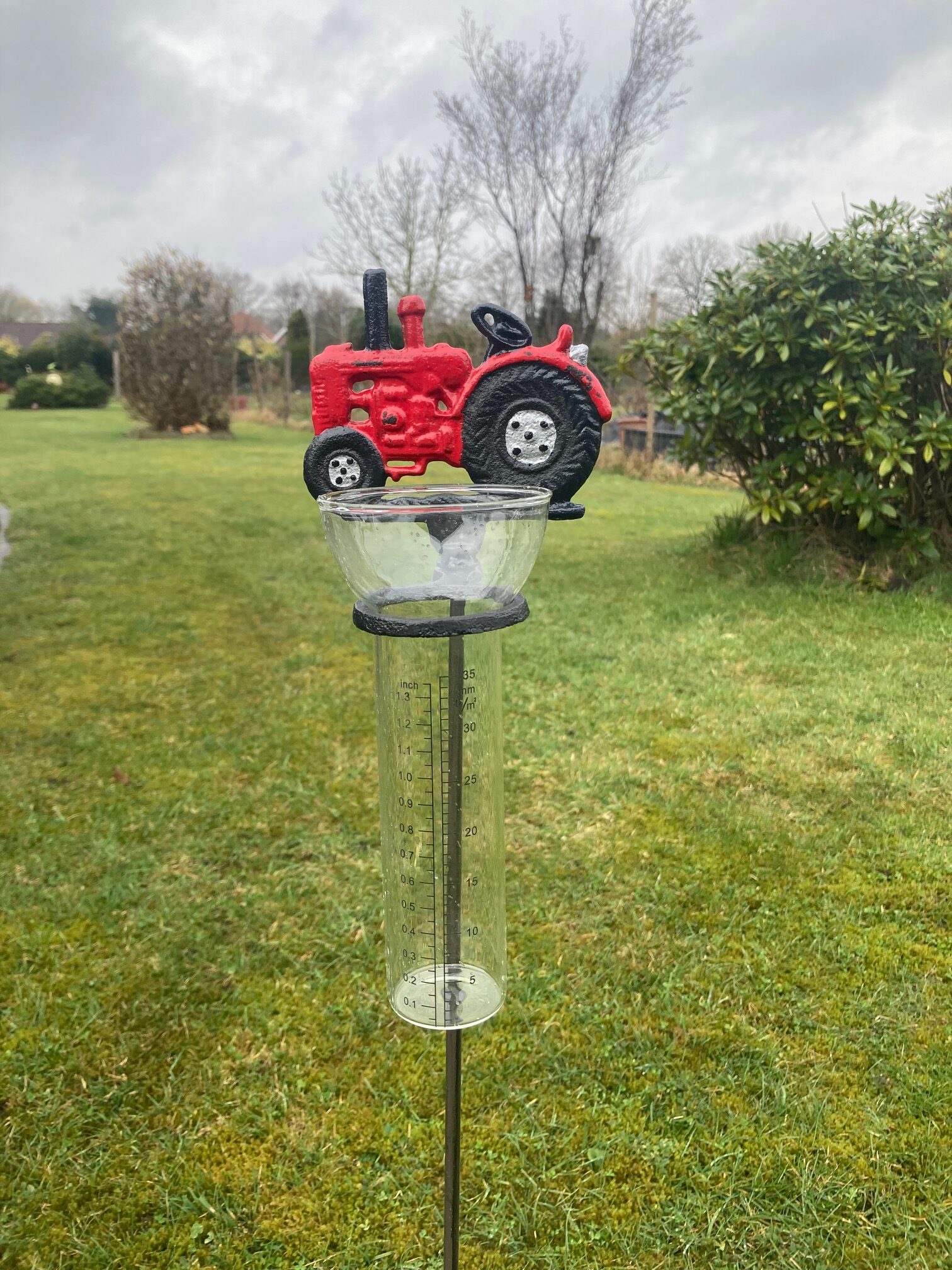 Regenmesser Trecker - Niederschlagsmesser Traktor aus Gusseisen auf Stange - Gartenstecker Landwirtschaft